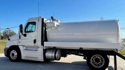 2014 Freightliner Cascadia 2500 Gal Driver Side View 221207 122335