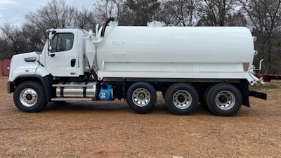Freightliner With 4000 Gallon Steel Tank 2